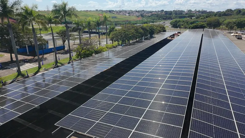 Vista de cima do estacionamento do Shopping Parque Dom Pedro coberto por fileiras de painéis solares