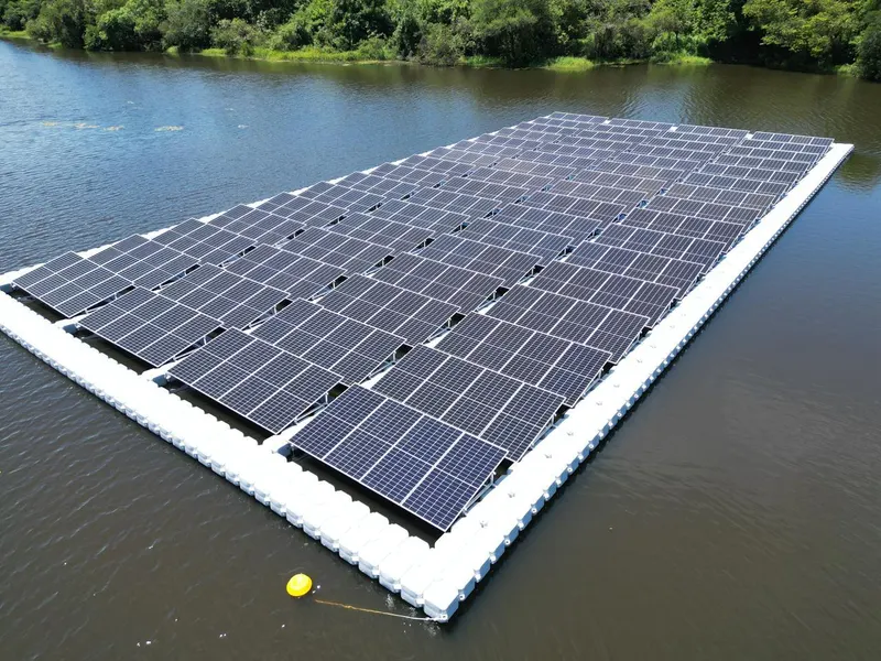 Usina solar flutuante vista de cima, sobre a água de um reservatório