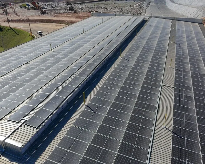 Usina solar no telhado de uma indústria, fotografada pela nossa equipe antes da limpeza dos módulos