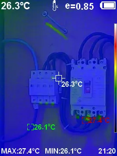 Termograma de disjuntores de baixa tensão em azul e verde, com máxima de 27 °C, sem ponto quente
