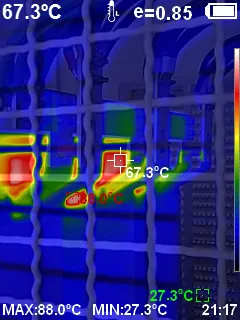 Termograma de cabos e conexões atrás da tela de proteção da subestação, com máxima de 88 °C